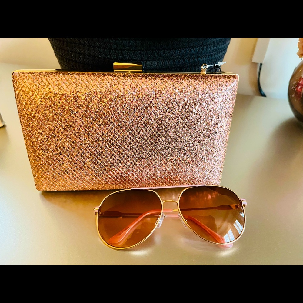 Date night approved ! Dazzle in this rose gold bag with optional gold chain